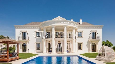 Exuberante Villa de Lujo en Venta con Vistas al Mar en Las Chapas, Marbella, Málaga.