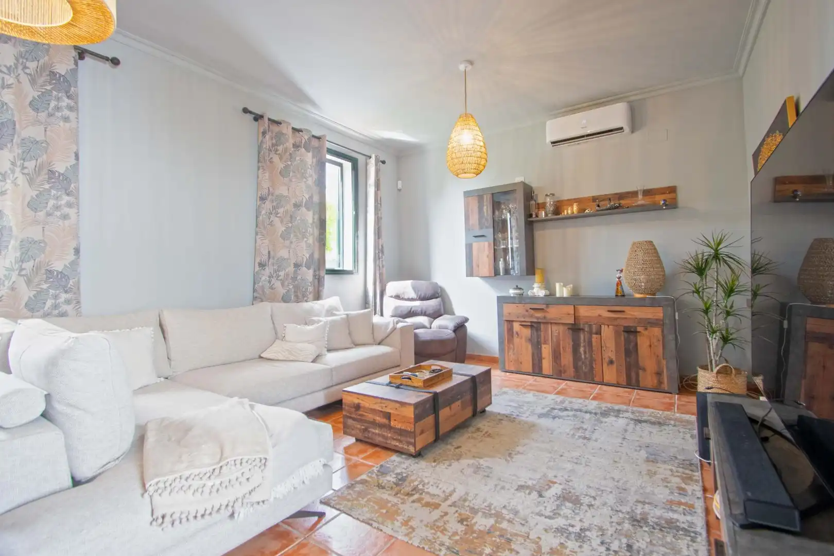 Sala d'estar de Casa o xalet en venda en Burguillos amb Aire condicionat, Jardí privat i Terrassa
