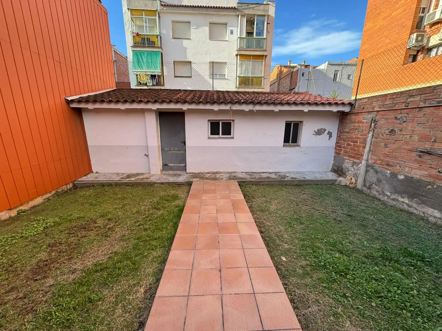 Außenansicht von Haus oder Chalet zum Verkauf in Cornellà de Llobregat mit Heizung, Privatgarten und Terrasse