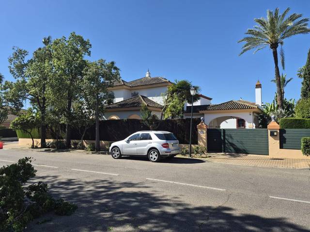 Casa-chalet en Venta en Avenida SAUCES DE LOS en El Zaudín - Club de Golf