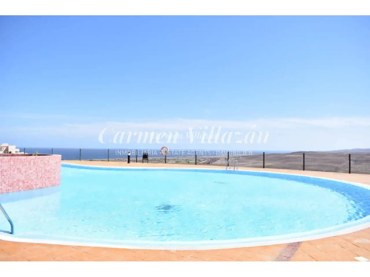 Schwimmbecken von Maisonette zum Verkauf in Antigua mit Klimaanlage, Terrasse und Möbliert