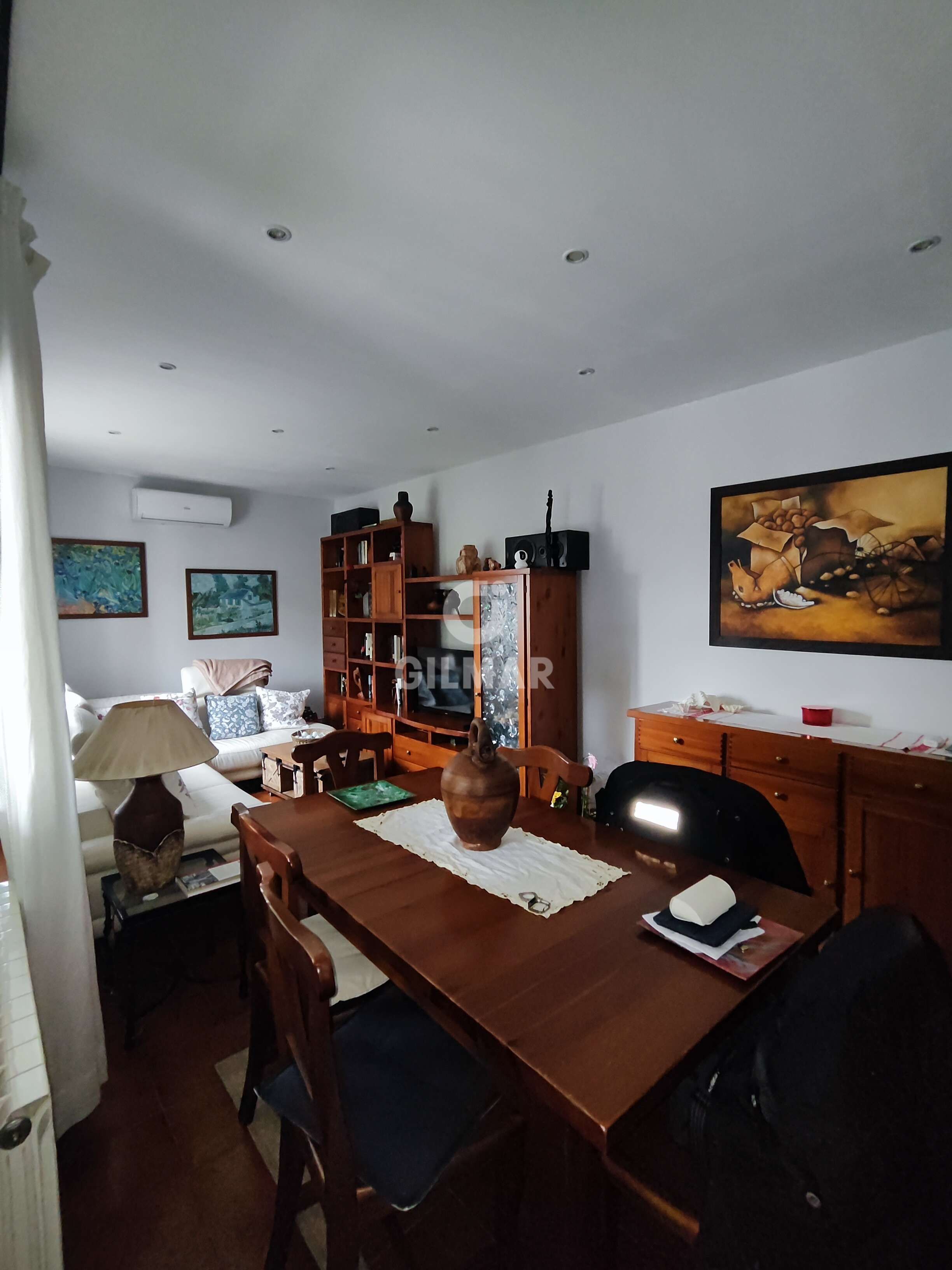 Sala d'estar de Casa adosada en venda en  Madrid Capital amb Calefacció, Jardí privat i Piscina