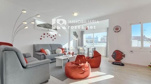 Modernidad en el Corazón de Roses Tu Hogar a un Paso del Mar., image 2