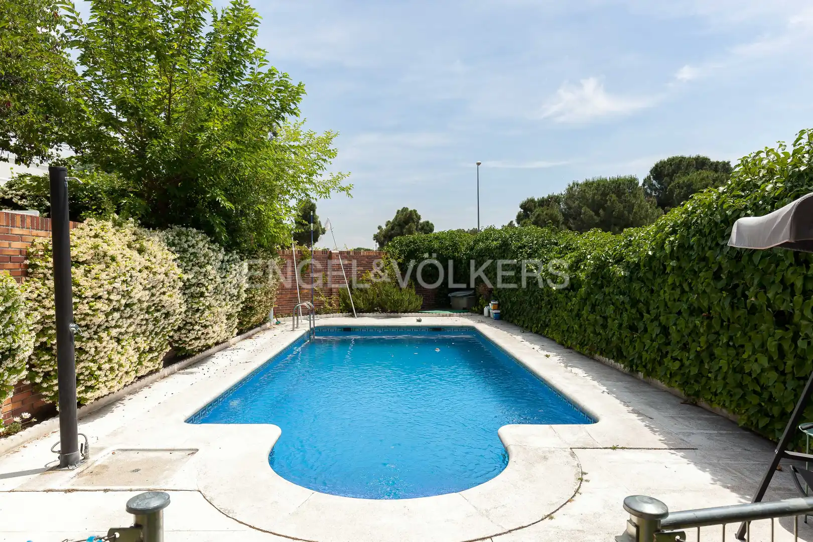 Piscina de Casa adosada de lloguer en Majadahonda amb Aire condicionat, Calefacció i Jardí privat