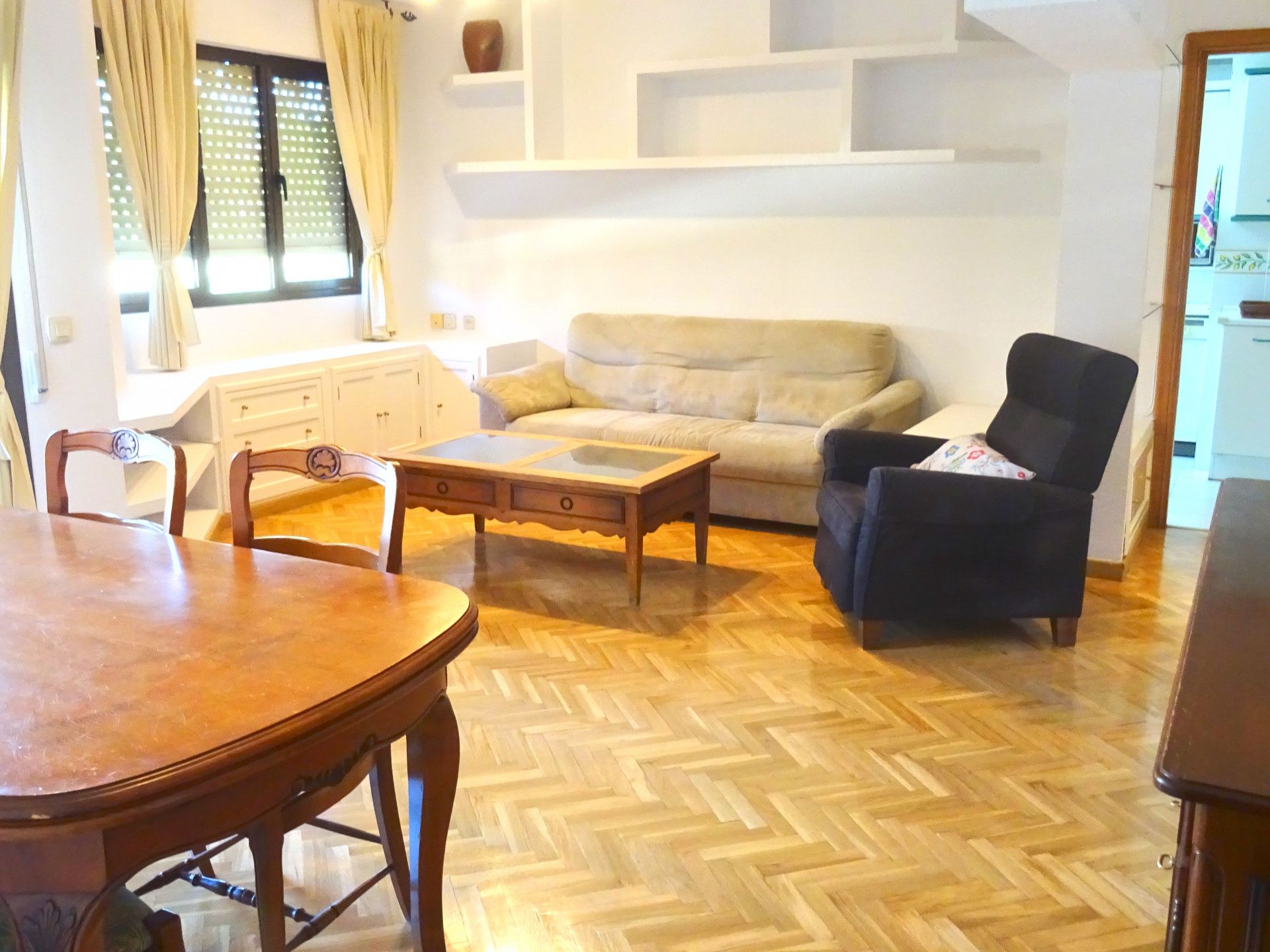 Living room of Flat to rent in Tres Cantos  with Parquet flooring and Swimming Pool