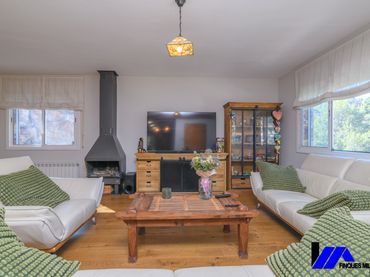 Casa con balcone in vendita a Vallirana