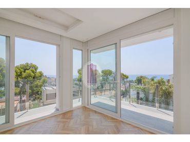 Casa amb piscina en venda a Calle Ángel Guimerà