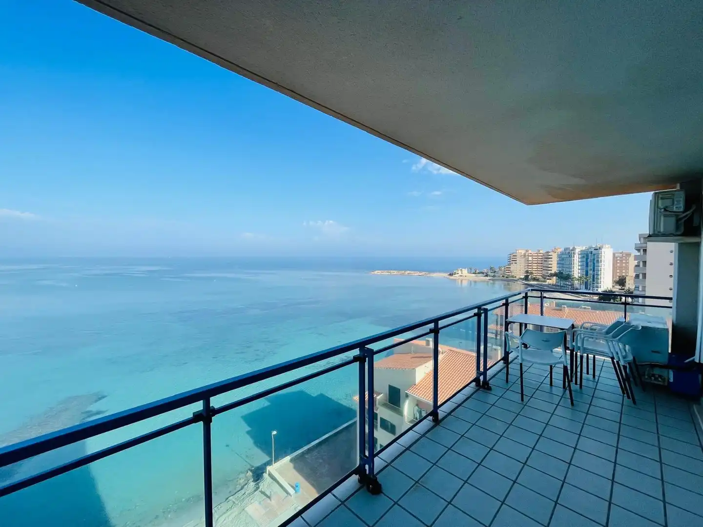 Terraza de Apartamento de alquiler en La Manga del Mar Menor con Aire acondicionado, Calefacción y Piscina