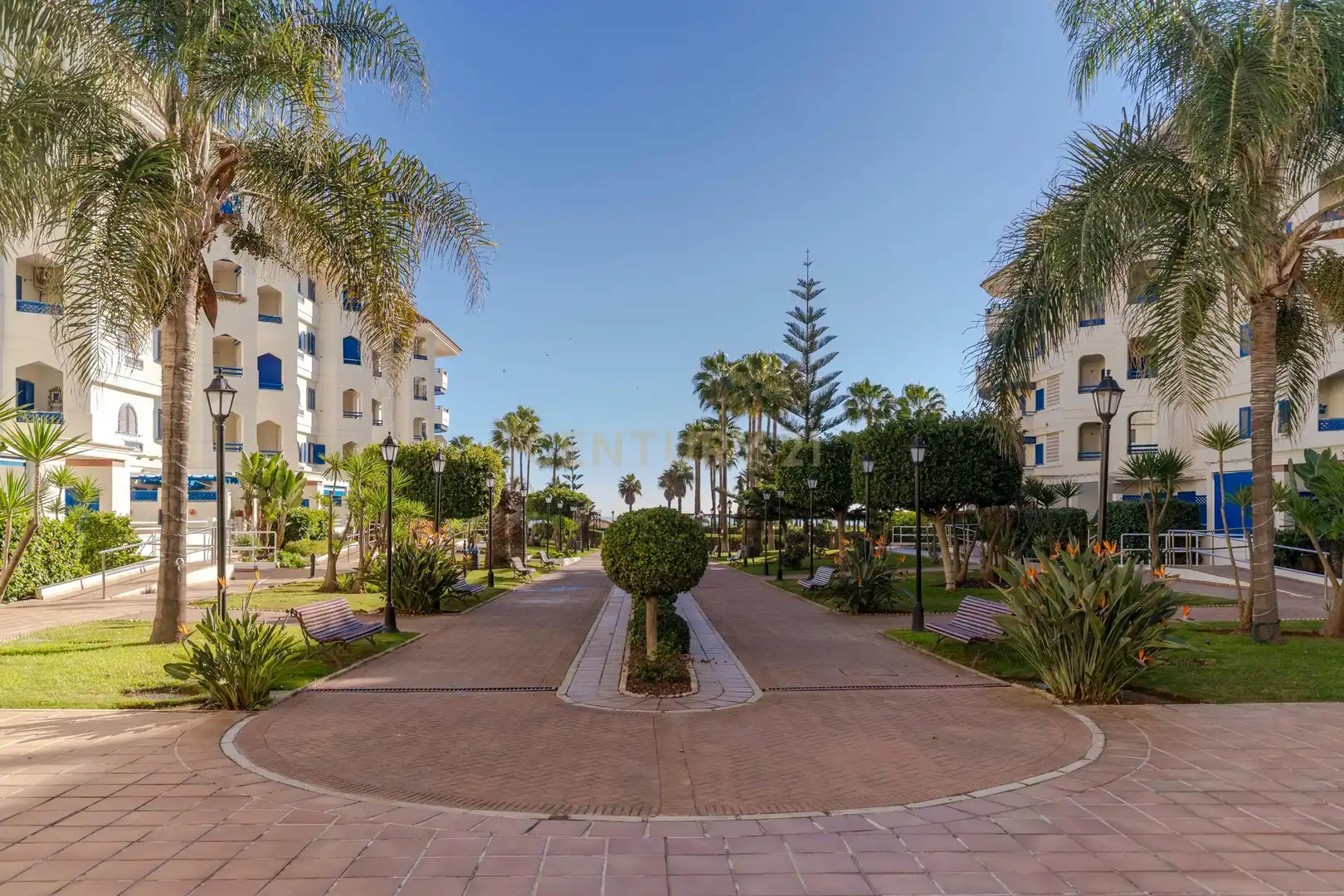Außenansicht von Wohnung zum Verkauf in Manilva mit Privatgarten, Abstellraum und Gemeinschaftspool