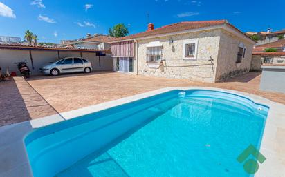 Exterior view of Single-family semi-detached for sale in Algeciras  with Terrace and Swimming Pool