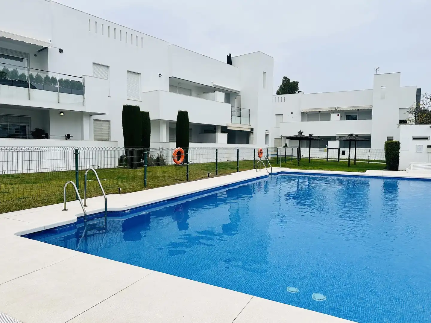 Swimming pool of Ground floor for sale in Marbella  with Air Conditioner, Terrace and Internet