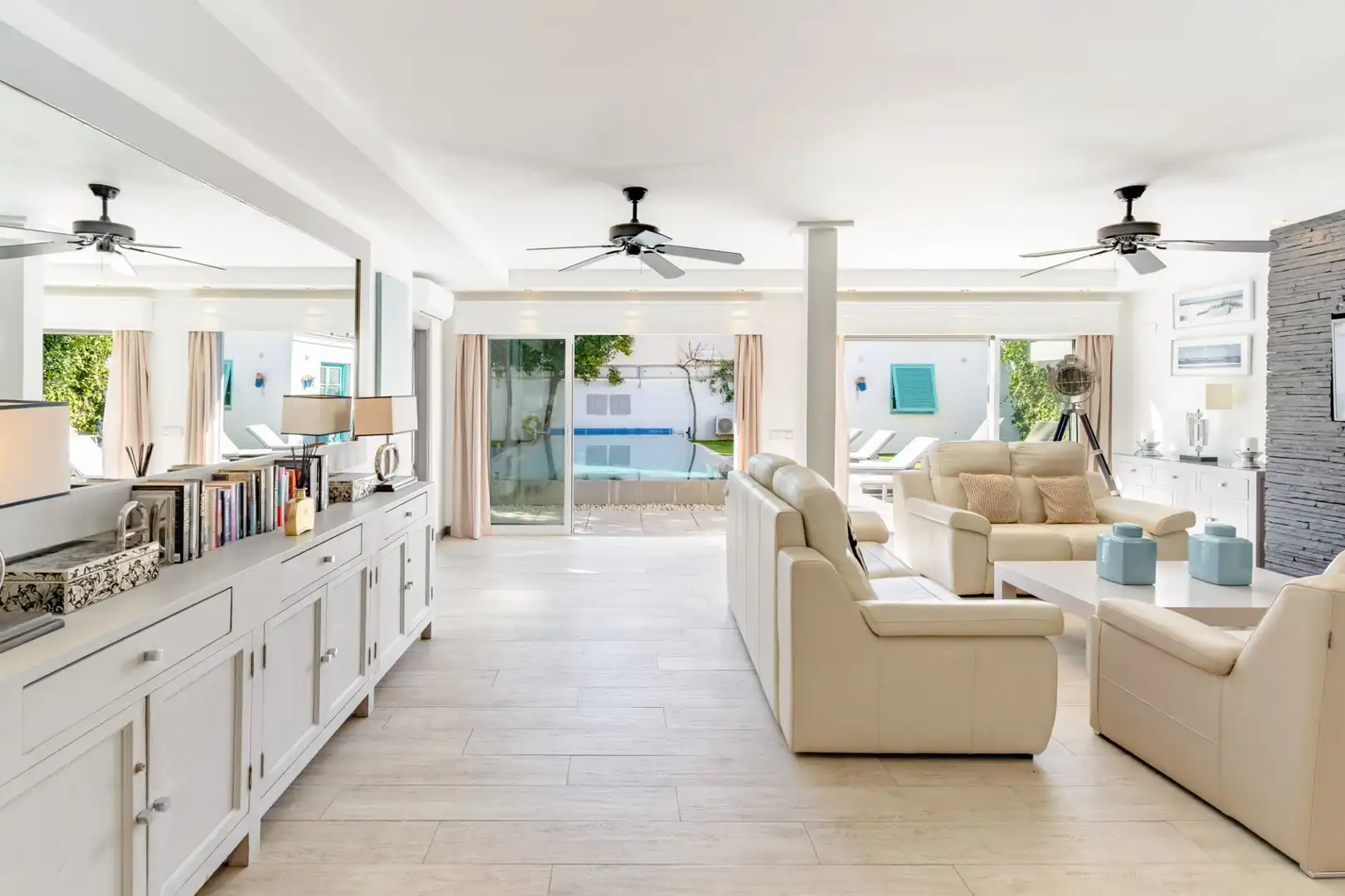 Sala d'estar de Casa o xalet en venda en Estepona amb Aire condicionat, Calefacció i Jardí privat