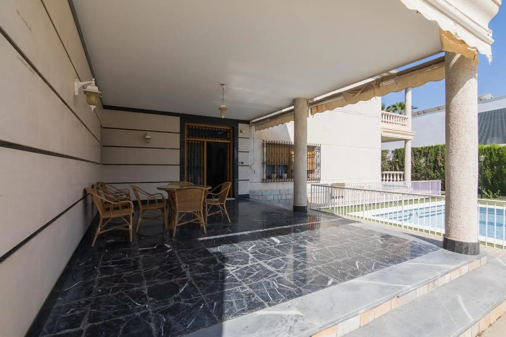 Terrassa de Casa o xalet en venda en Elche / Elx amb Jardí privat, Terrassa i Piscina