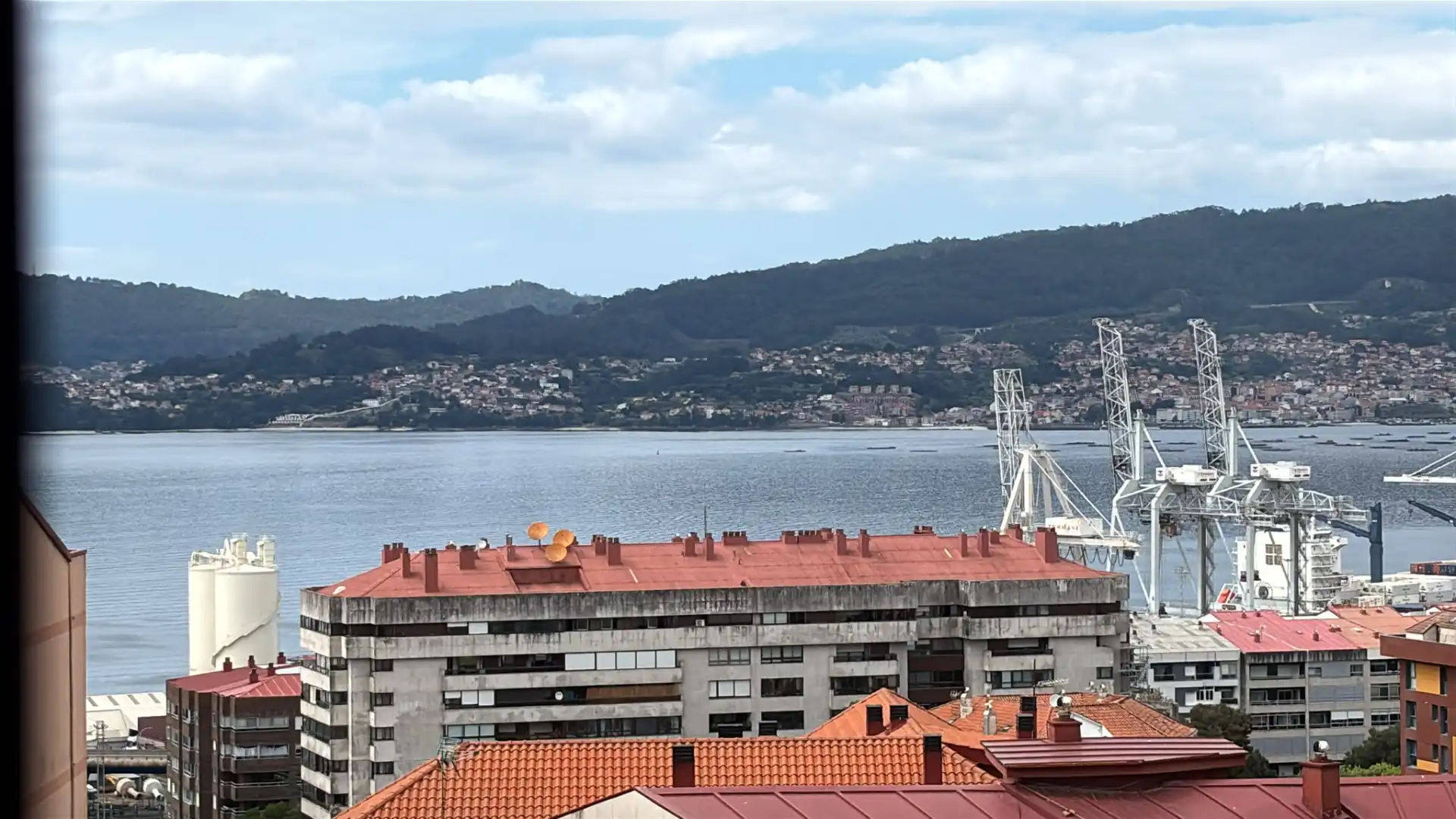 Exterior view of Flat for rent in Vigo   with Terrace, Furnished and Oven