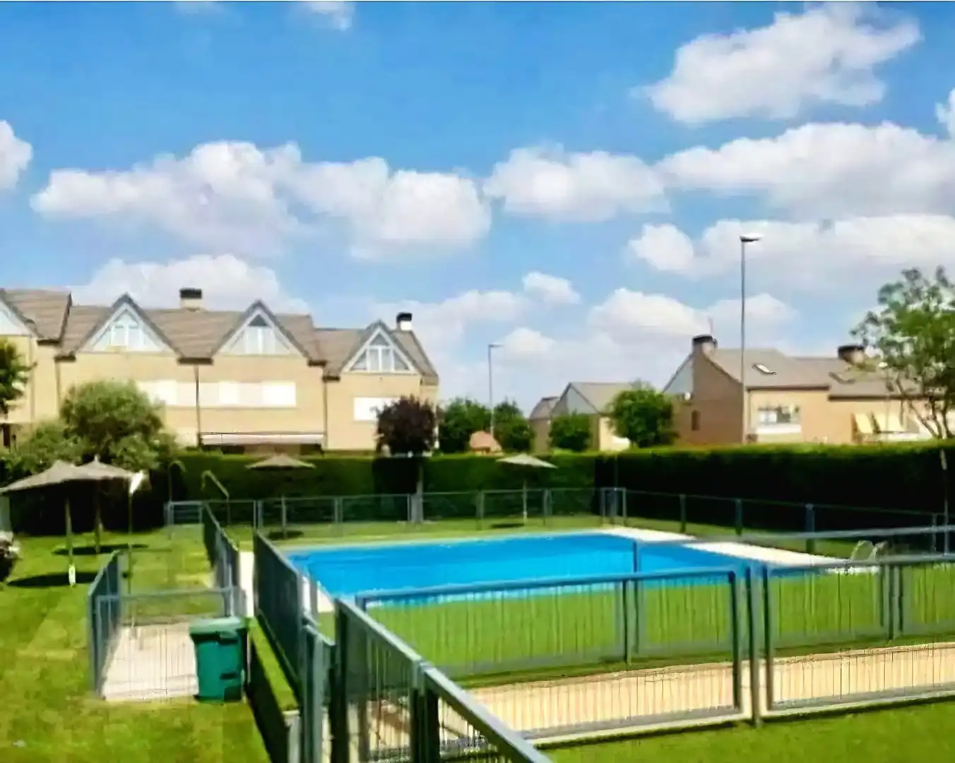 Piscina de Casa adosada en venta en Valdemoro con Aire acondicionado, Calefacción y Jardín privado