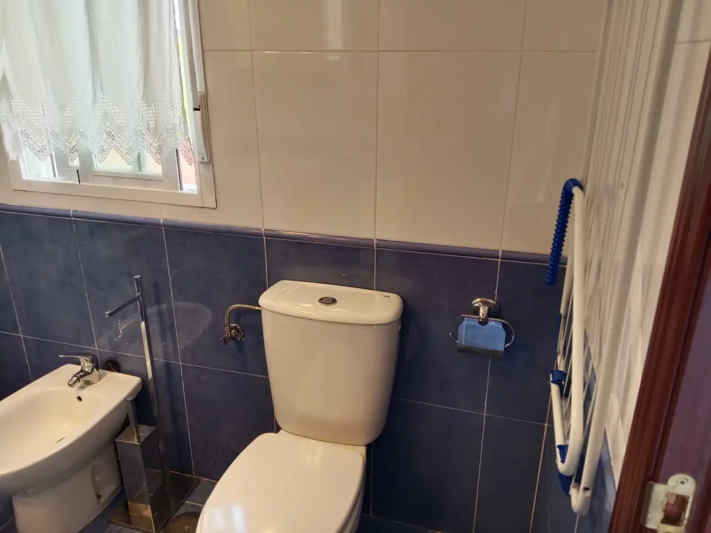 Badezimmer von Einfamilien-Reihenhaus zum Verkauf in Venialbo mit Heizung, Privatgarten und Balkon