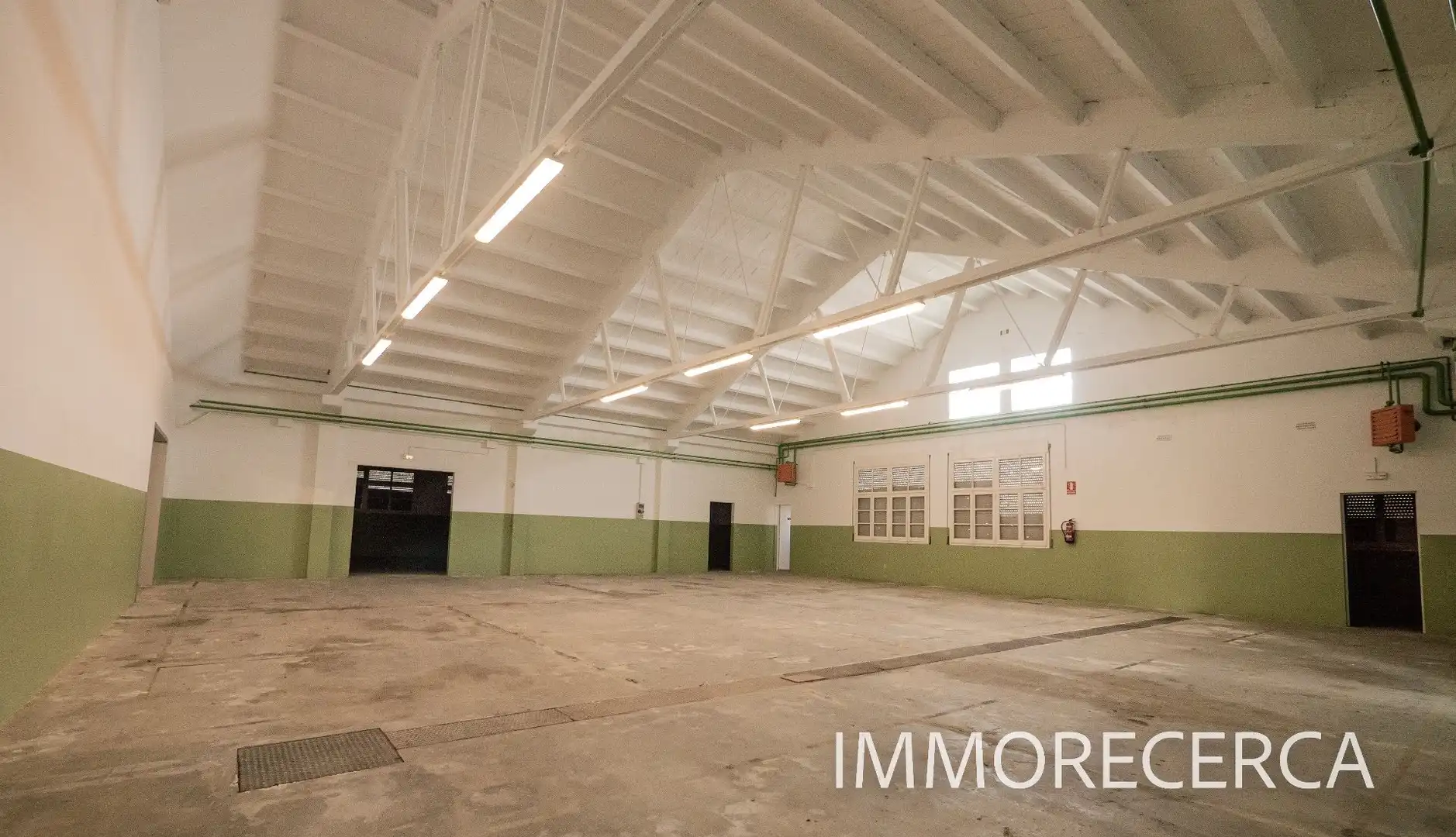 Außenansicht von Fabrikhallen zur Miete in Torroella de Montgrí
