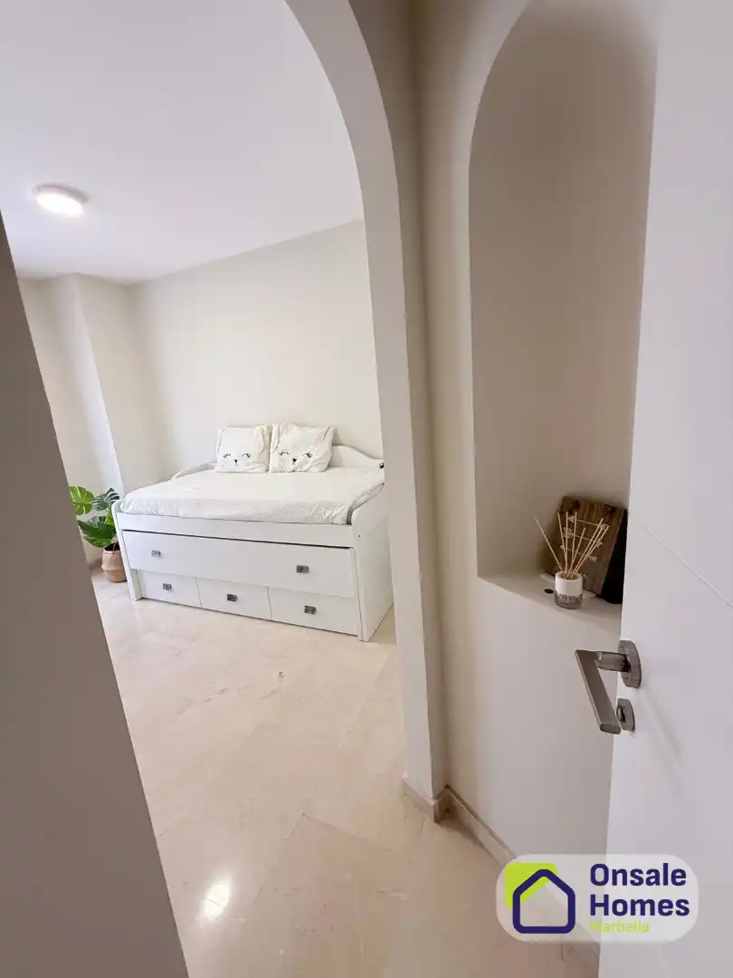 Habitación de Casa adosada de alquiler con opción a compra en Marbella con Terraza, Amueblado y Piscina comunitaria