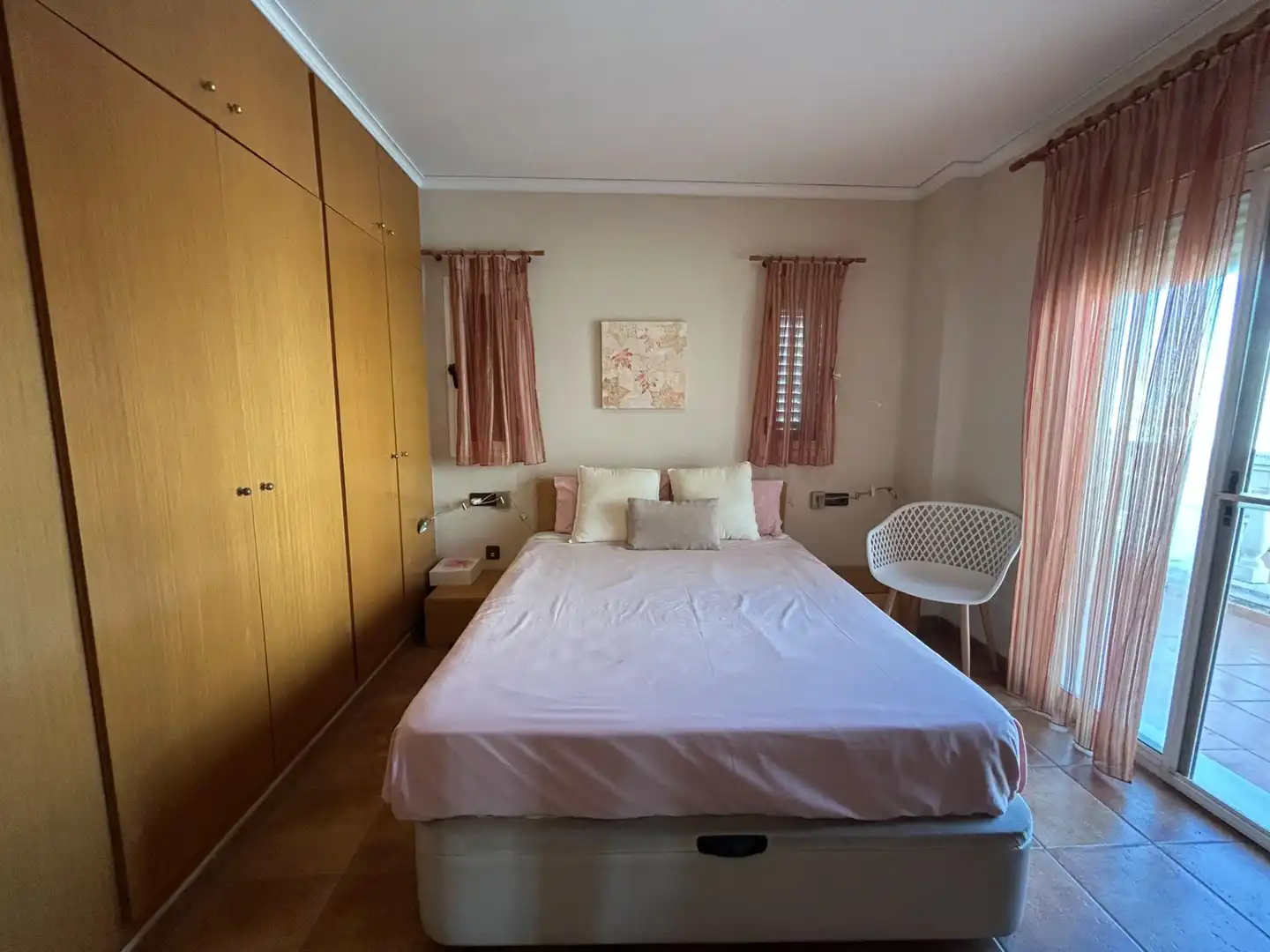Schlafzimmer von Einfamilien-Reihenhaus zum Verkauf in Cullera mit Klimaanlage, Privatgarten und Terrasse