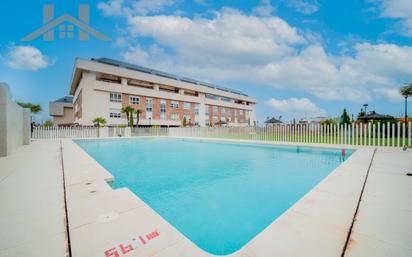 Swimming pool of Flat for sale in Majadahonda  with Air Conditioner, Heating and Private garden