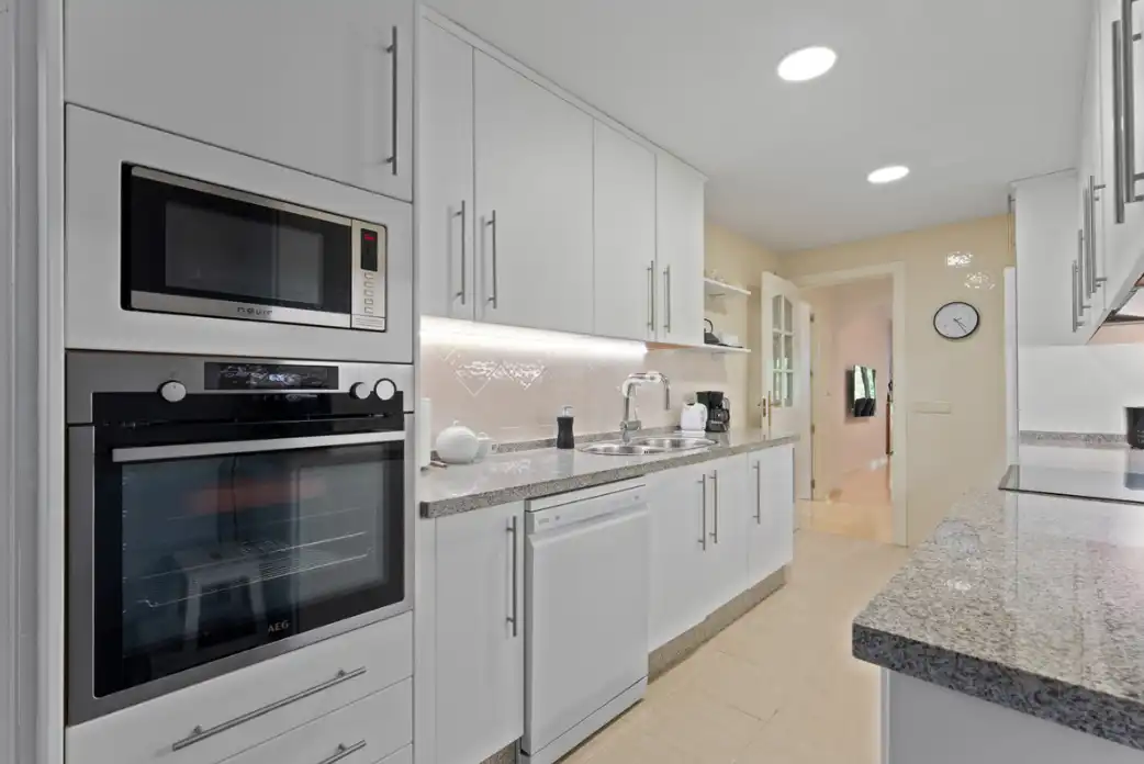 Cuina de Apartament en venda en Marbella amb Aire condicionat, Terrassa i Internet