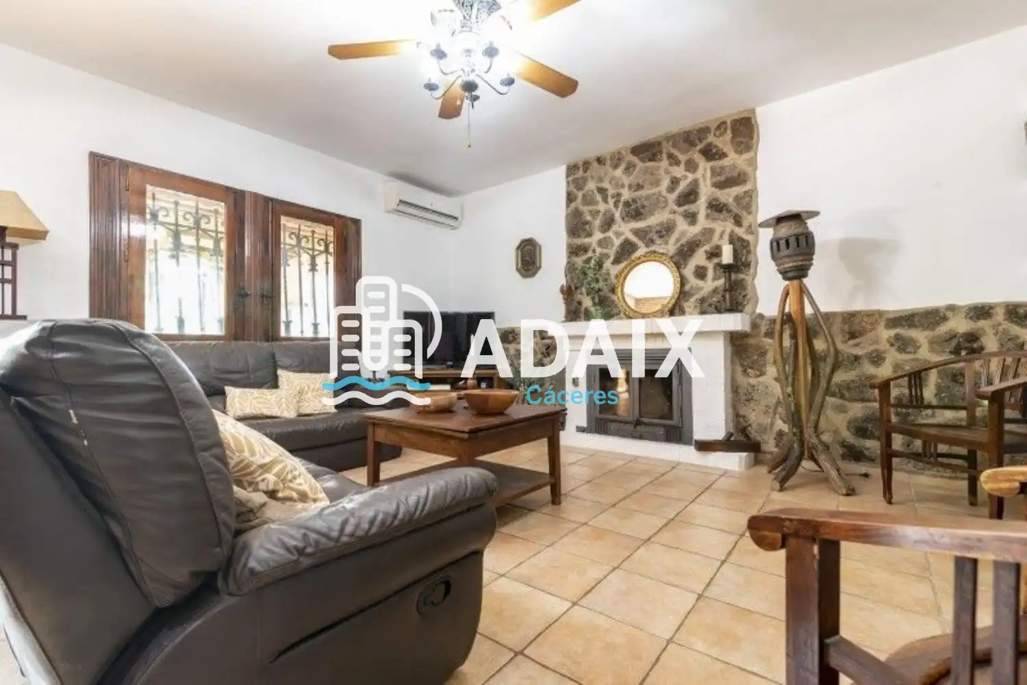 Sala d'estar de Casa o xalet en venda en Cáceres amb Aire condicionat i Terrassa