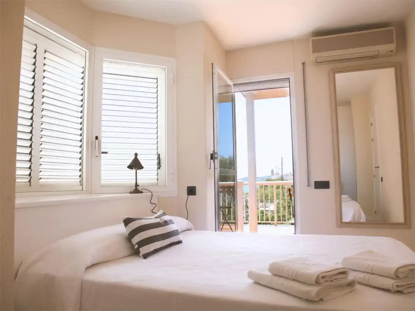 Dormitori de Casa adosada de lloguer en Sitges amb Aire condicionat, Jardí privat i Piscina