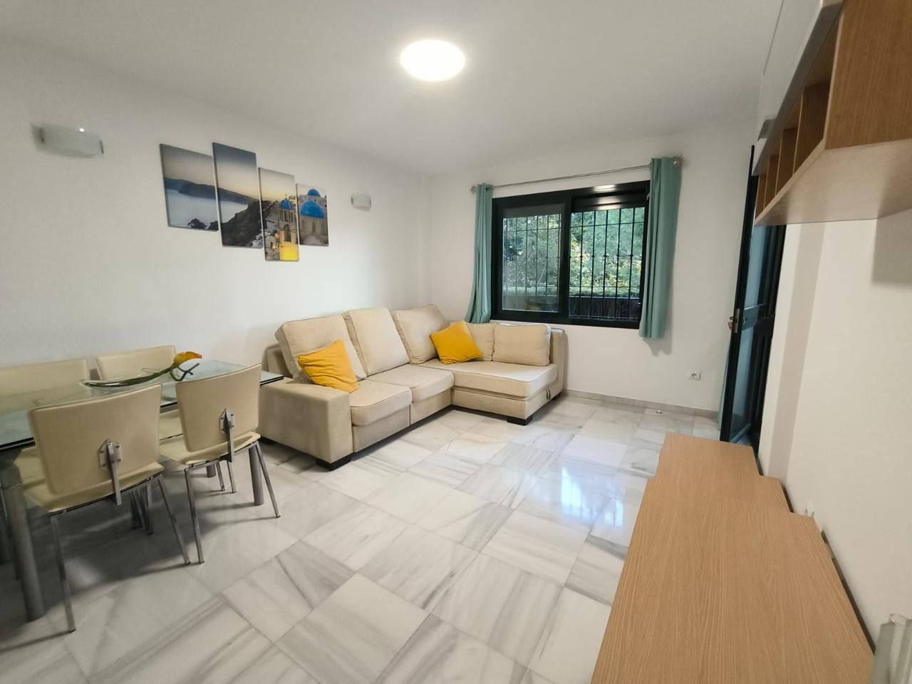 Sala d'estar de Pis de lloguer en Benalmádena amb Terrassa i Moblat