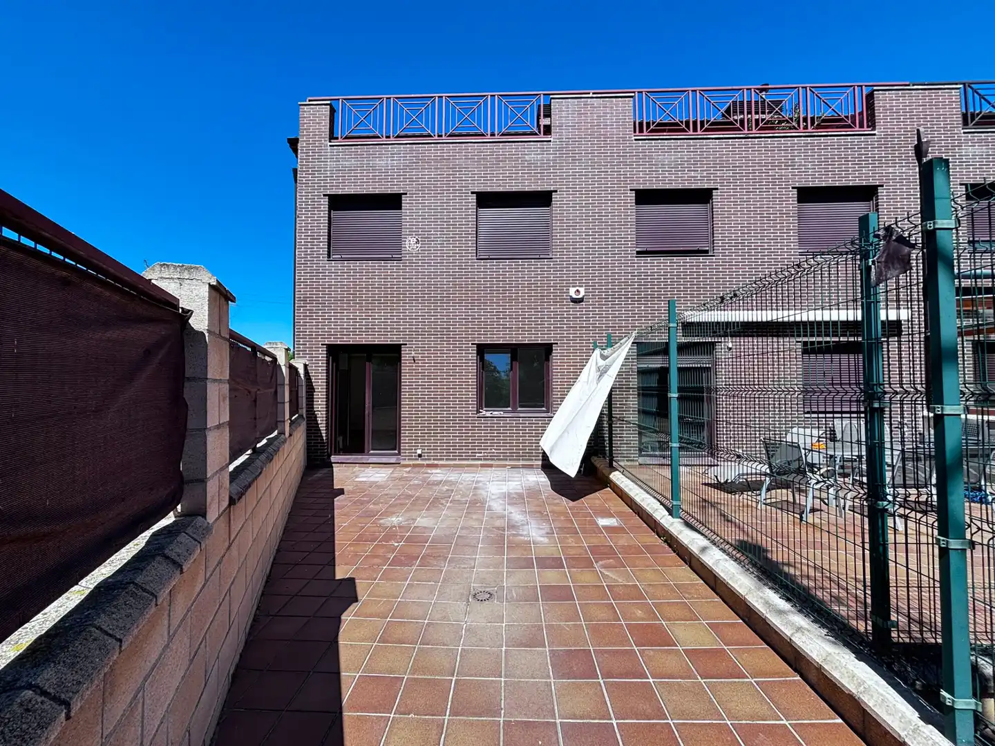 Außenansicht von Einfamilien-Reihenhaus zum Verkauf in Burgos mit Heizung, Terrasse und Abstellraum