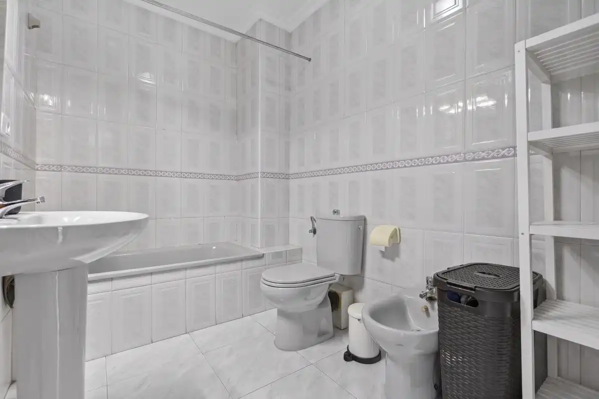 Badezimmer von Wohnung zum Verkauf in San Juan de Aznalfarache mit Klimaanlage, Heizung und Terrasse