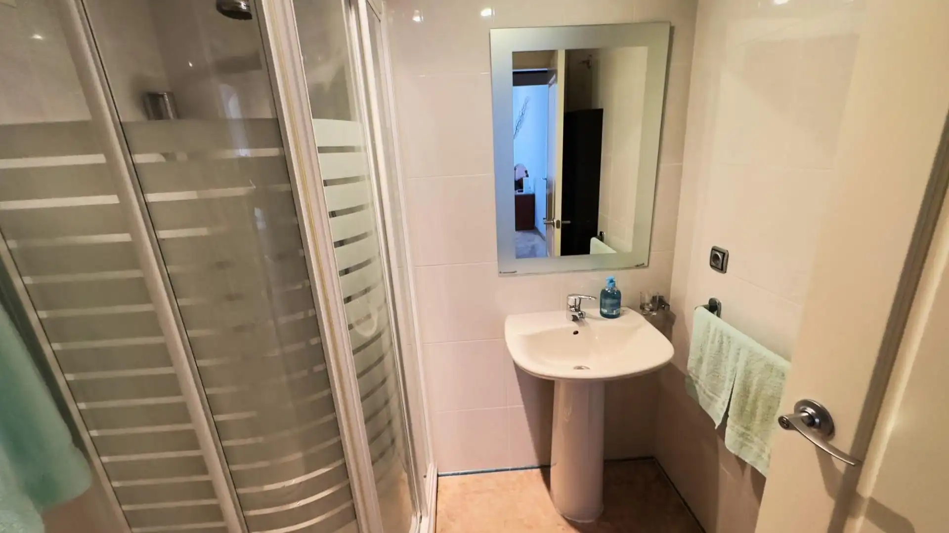 Bathroom of Flat for sale in Benidorm  with Air Conditioner, Furnished and Community pool