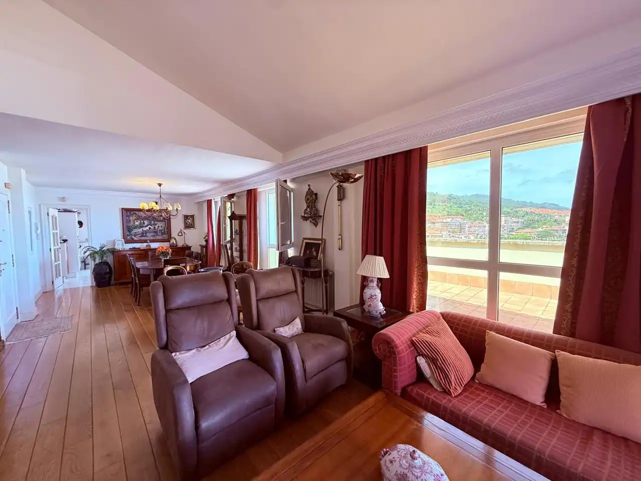 Sala de estar de Ático en venta en Castro-Urdiales con Calefacción, Parquet y Terraza