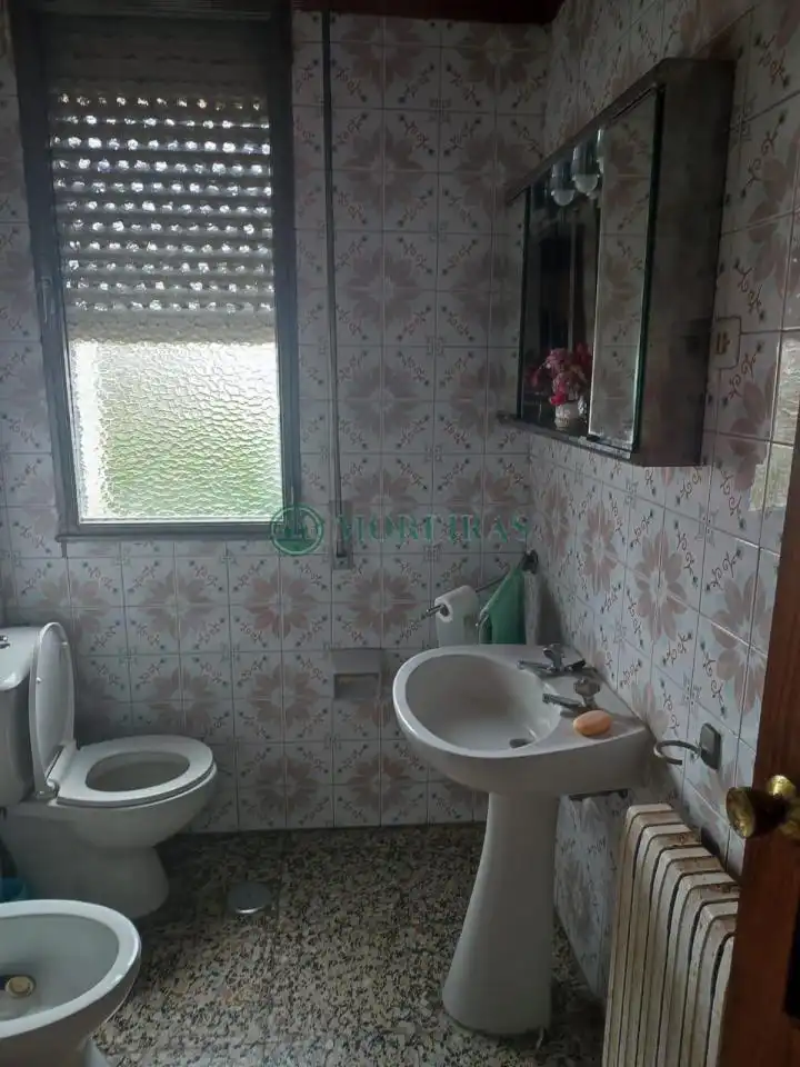 Bathroom of Houses for sale in Ourense Capital   with Heating, Private garden and Furnished