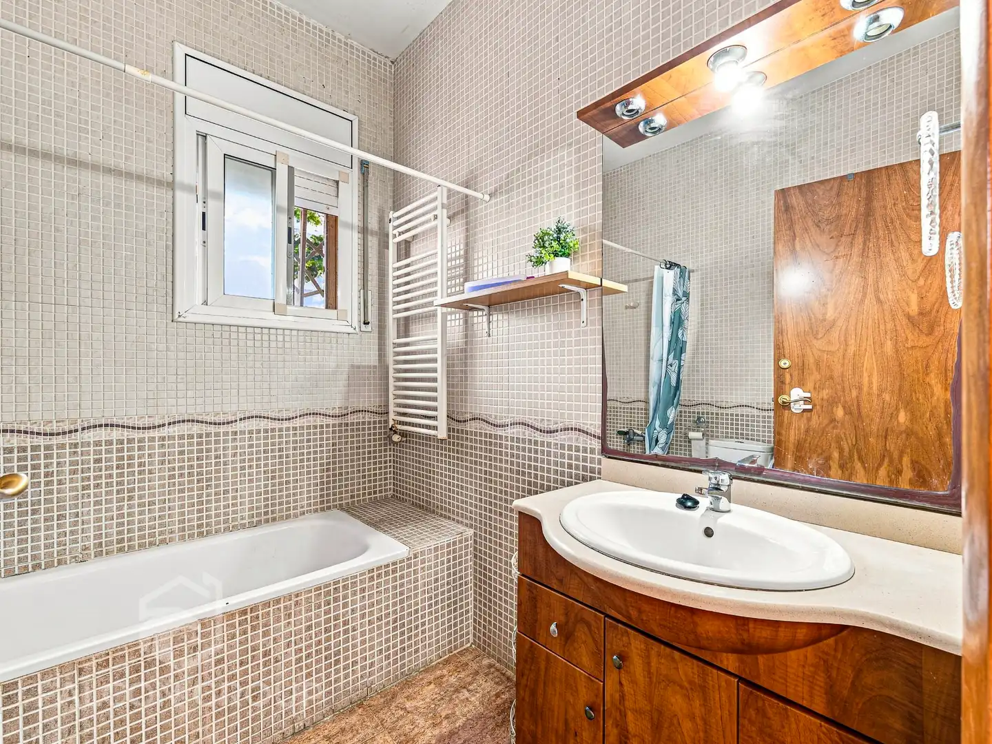 Baño de Finca rústica en venta en Vilanova i la Geltrú con Aire acondicionado, Calefacción y Jardín privado