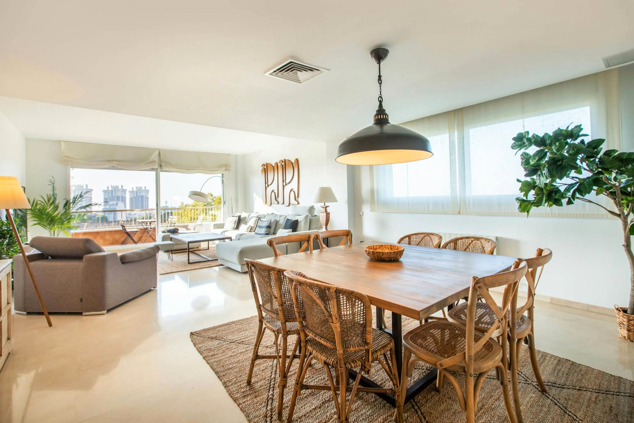 Menjador de Pis de lloguer en Esplugues de Llobregat amb Aire condicionat, Calefacció i Moblat