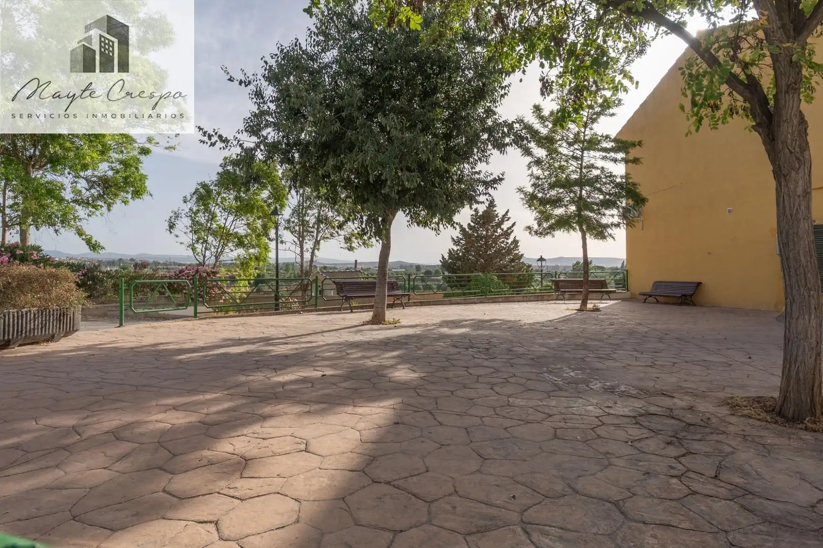 Terrasse von Einfamilien-Reihenhaus zum Verkauf in Ogíjares mit Klimaanlage und Gemeinschaftspool
