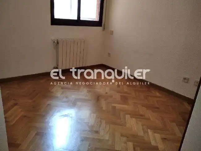 Wohnung zur Miete in Calle LOS PINOS, Prado Santo Domingo - Ensanche