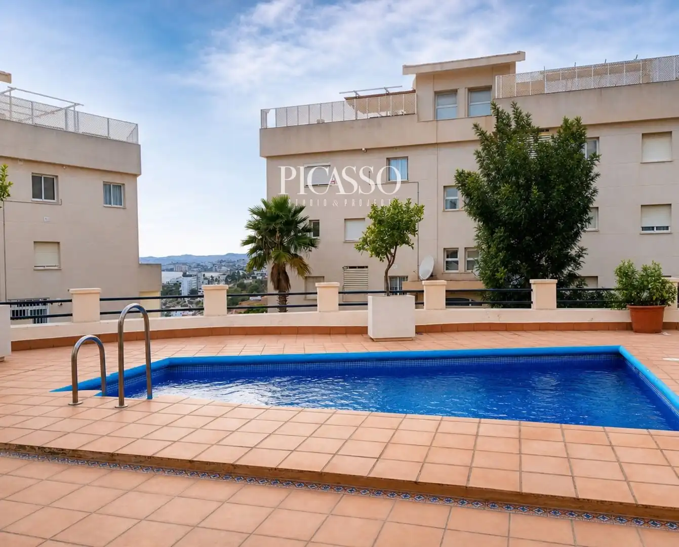 Schwimmbecken von Wohnungen zur Miete in Benalmádena mit Klimaanlage