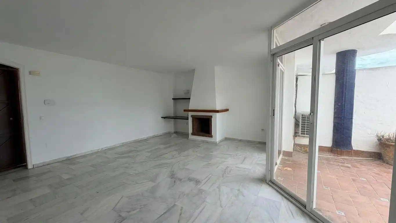 Apartamento con piscina en venta en Calahonda, imagen 4
