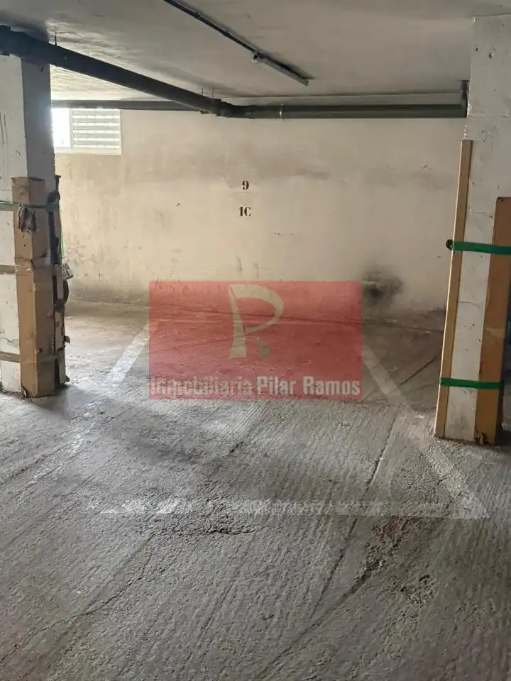 Aparcament de Pis en venda en León Capital  amb Calefacció, Parquet i Terrassa