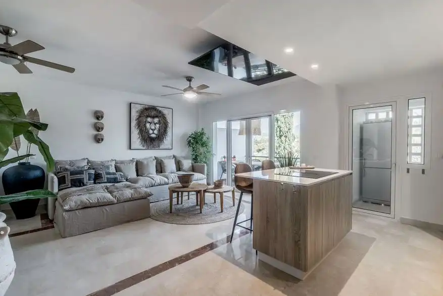 Sala d'estar de Dúplex en venda en Marbella amb Aire condicionat, Terrassa i Moblat