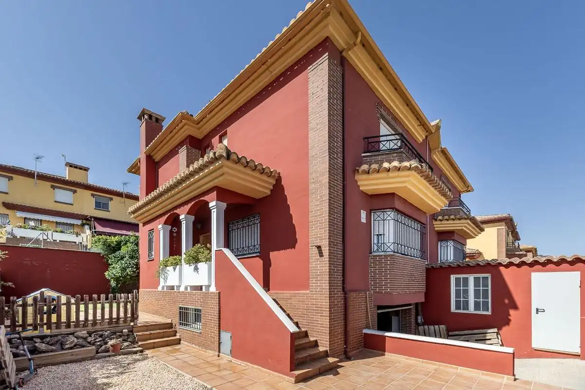 Vista exterior de Casa adosada en venda en Alhendín amb Aire condicionat, Calefacció i Jardí privat