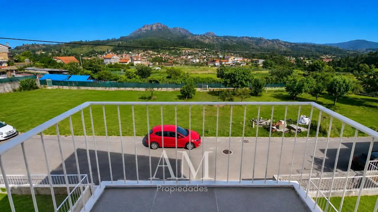 Vista exterior de Casa o xalet en venda en Gondomar amb Calefacció, Jardí privat i Terrassa