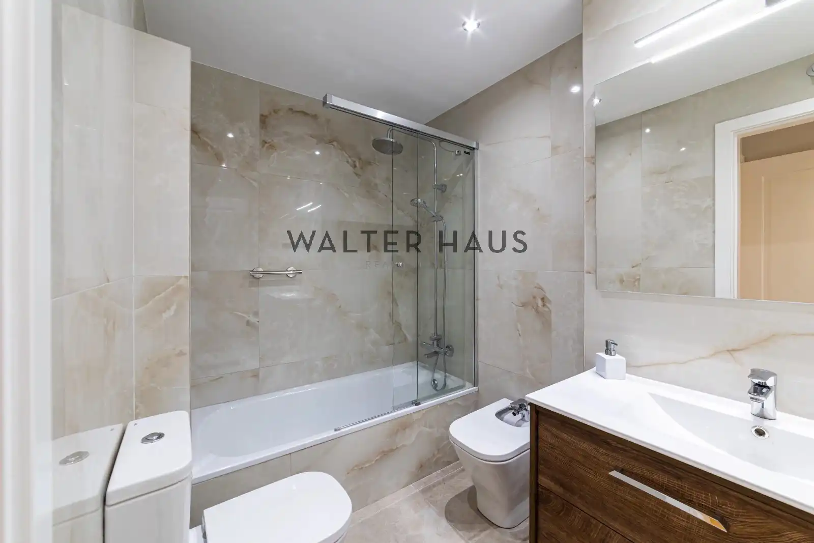 Bathroom of Flat for sale in Madrid  with Air Conditioner, Heating and Storage room