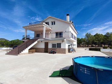 House with balcony for sale in Onil