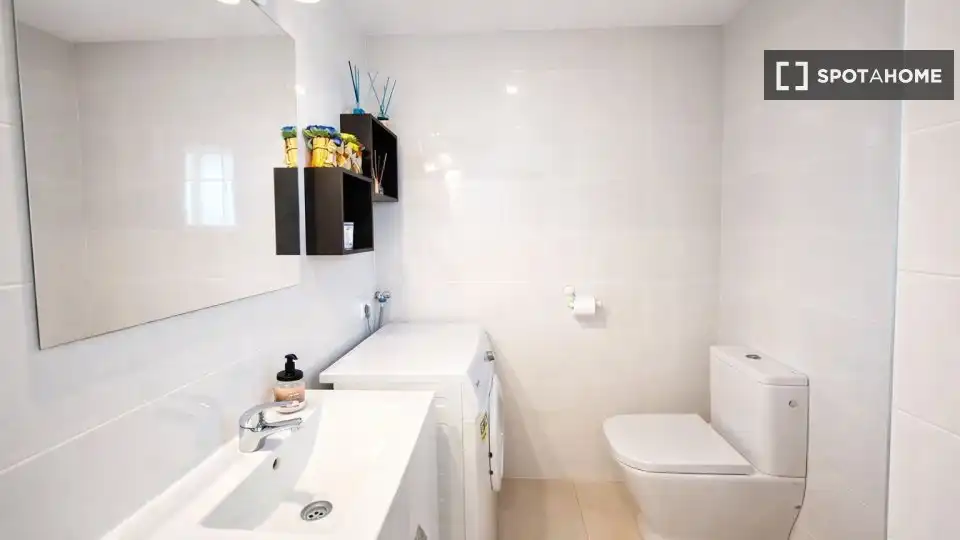 Bathroom of Apartments for share in Benidorm  with Air Conditioner, Terrace and Furnished