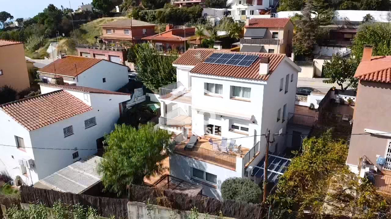 Vista exterior de Casa o xalet en venda en Sant Vicenç de Montalt amb Calefacció, Jardí privat i Terrassa
