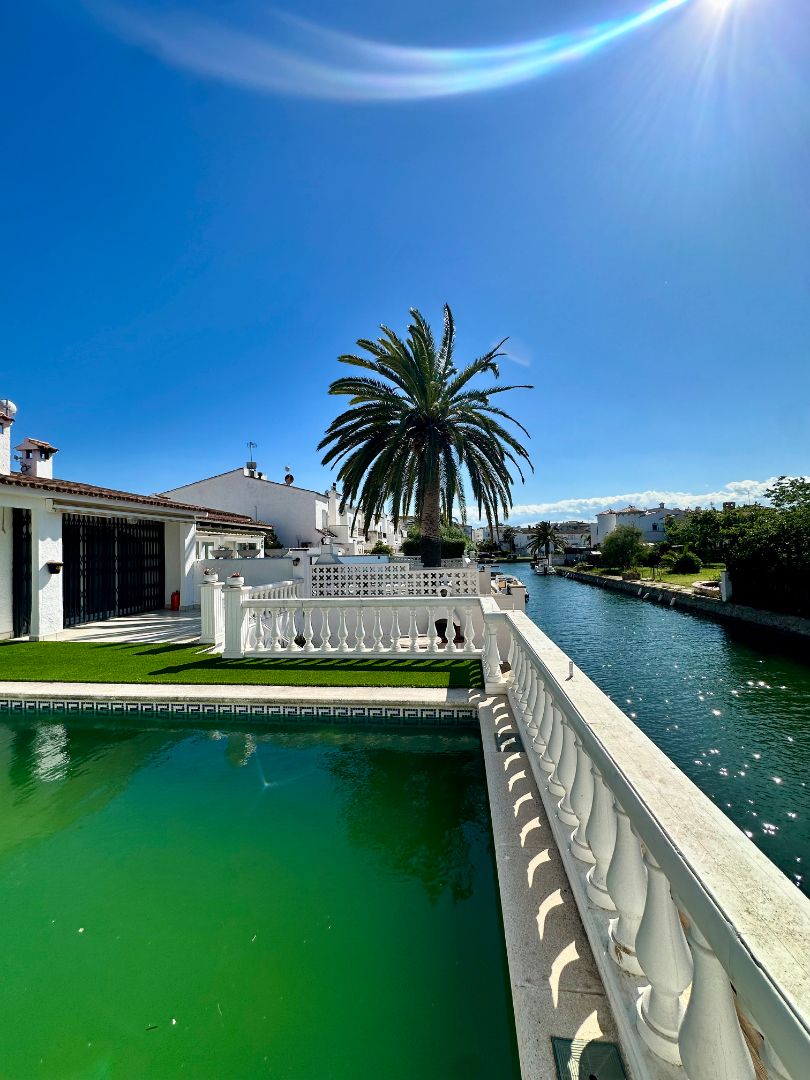 Vista exterior de Casa adosada en venda en Empuriabrava amb Aire condicionat, Calefacció i Jardí privat