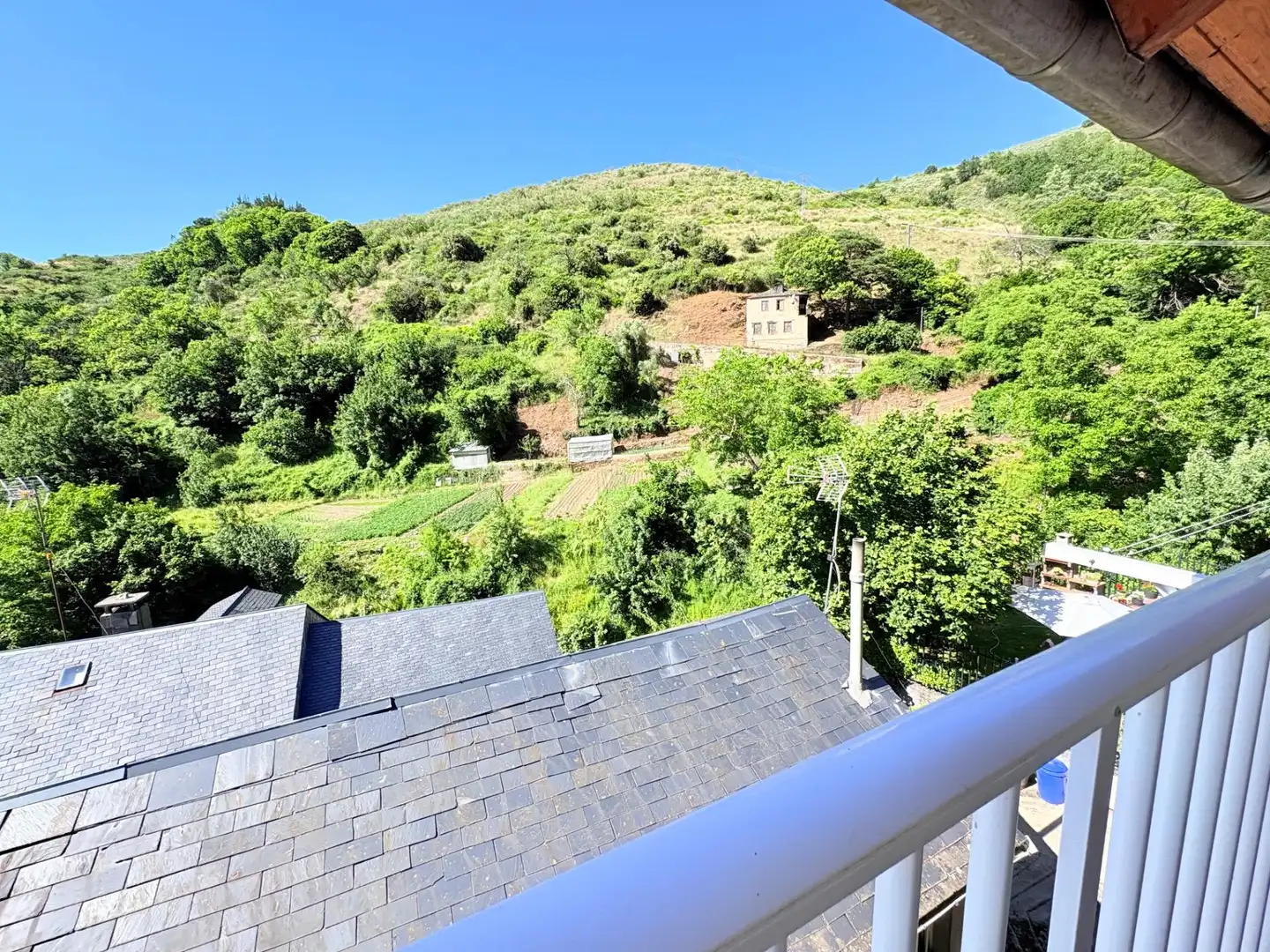Vista exterior de Casa o xalet en venda en Ponferrada amb Calefacció, Terrassa i Moblat