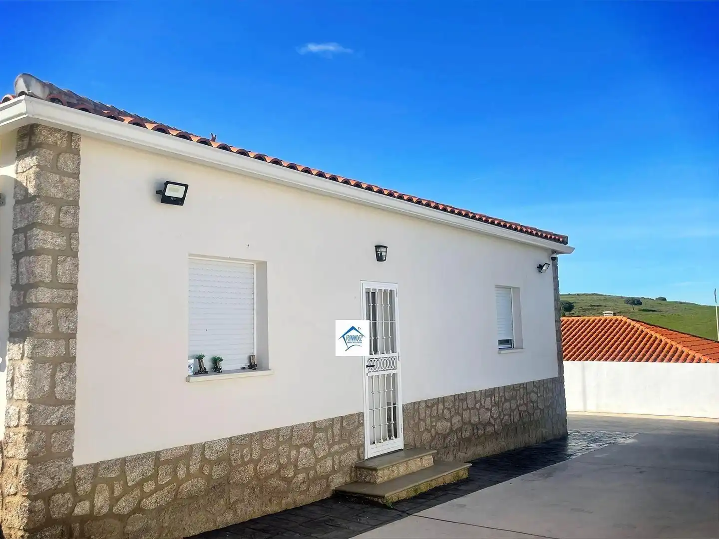 Vista exterior de Casa o chalet en venta en Cáceres con Aire acondicionado, Piscina y Amueblado